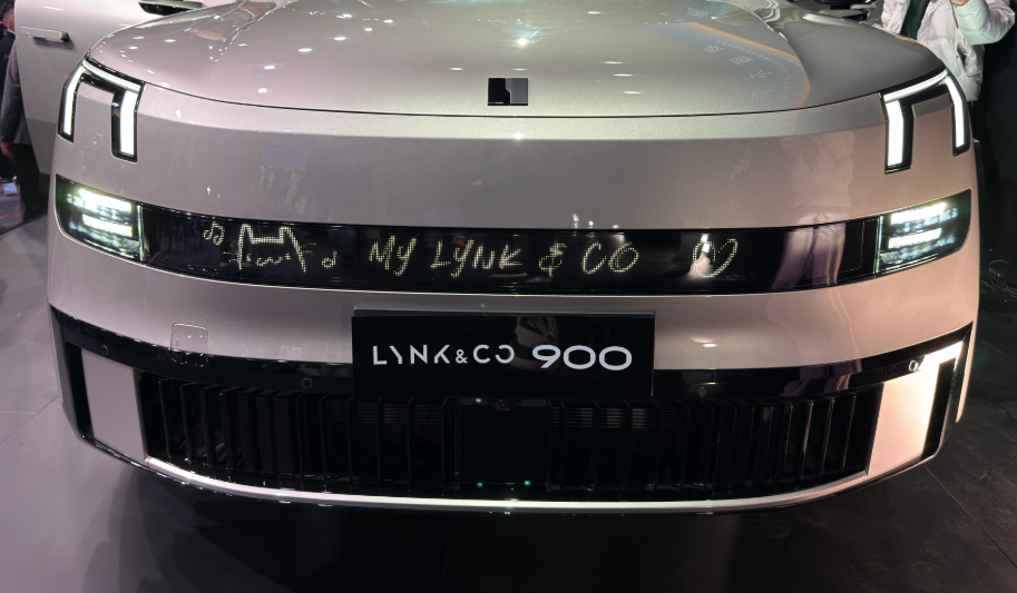 Lynk & Co 900 Performance