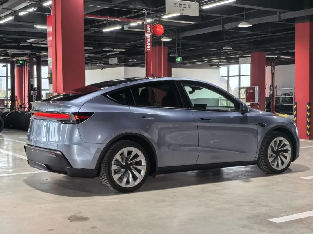 Real Shot of the Tesla Model Y Refresh: The Taillights Have Texture, Rear Seat is Electrically Adjustable, $40,000 More Expensive in the US