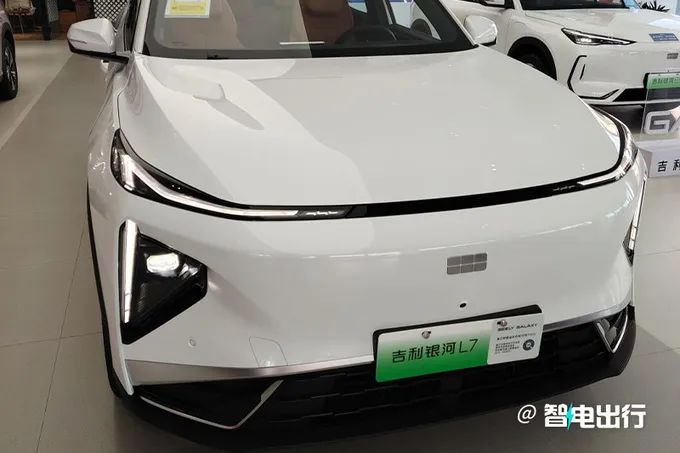 Geely L7 interior