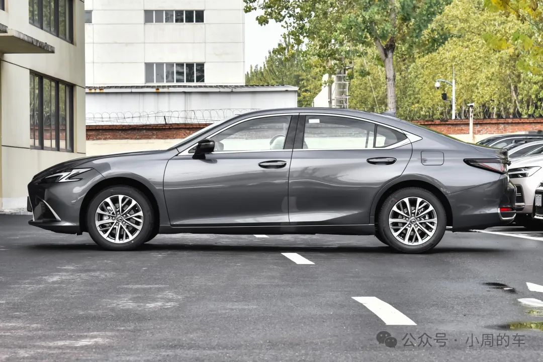 Lexus ES Image 3