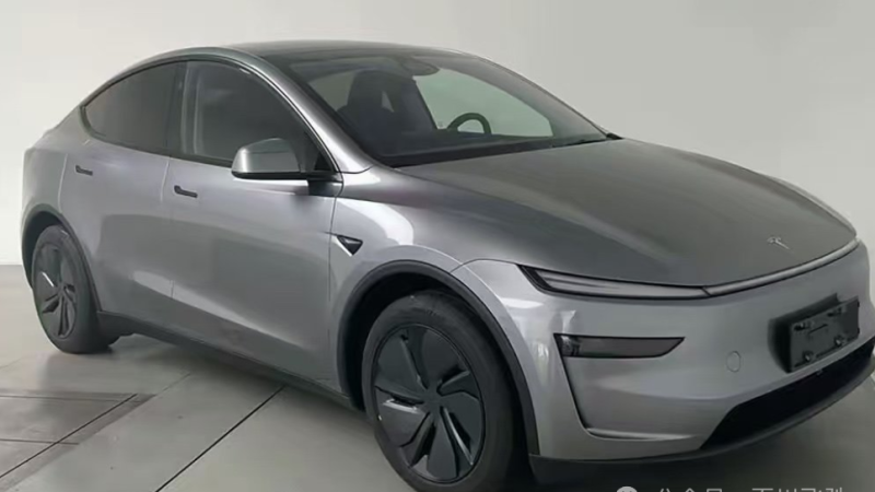 Tesla Finally “Gets It”! Model Y Drops to 263,500 CNY, 719 km Range + 1.6 m Continuous Taillight, What More Do You Need from BYD?