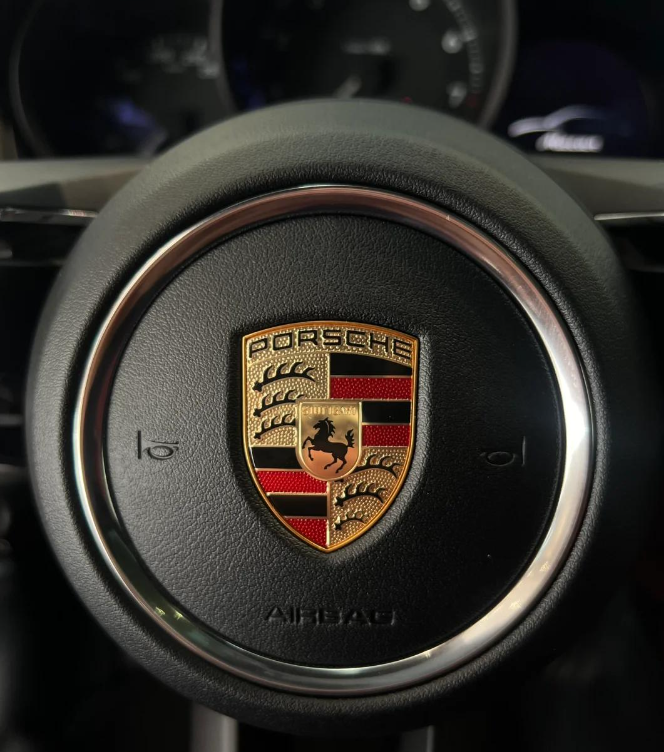 Porsche Status Reflection